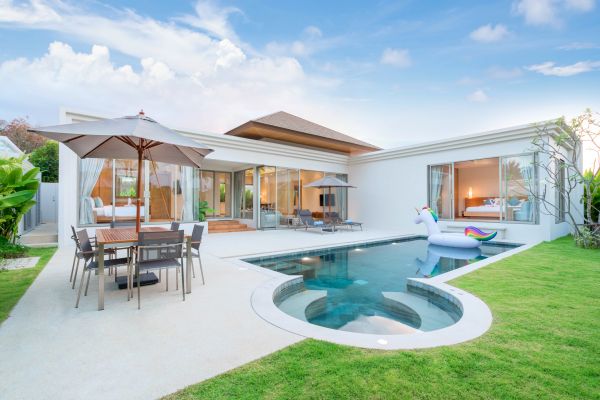 Cost of Pool Deck Pouring in Irvine